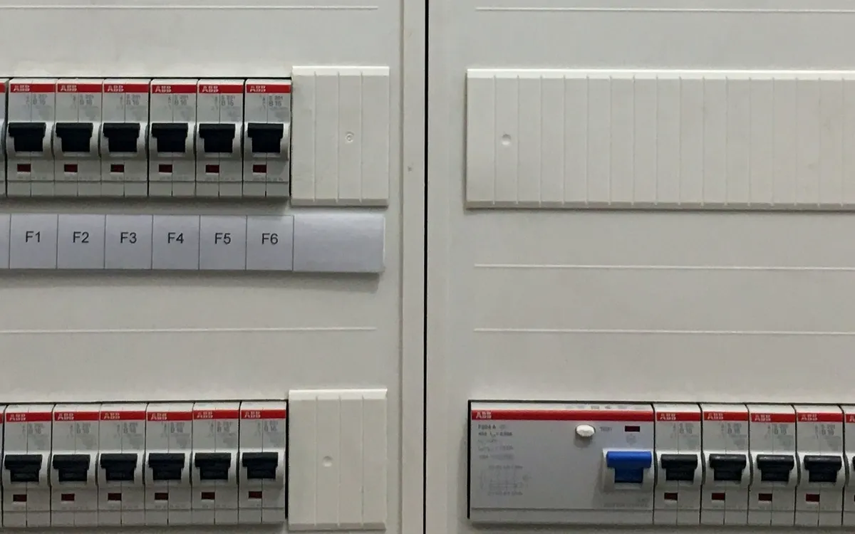 Sicherungskasten mit ABB-Sicherungen in einem deutschen Betrieb